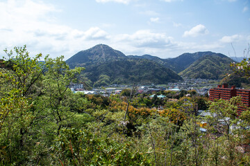 Fototapeta na wymiar 源氏山公園の山頂広場から望む葛城山の春景色｜全長1800mのロープウェイで山頂へ登れます。 