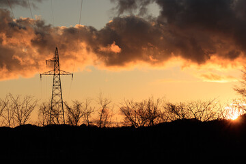 山に沈む夕日　太陽の光　夕焼け　森