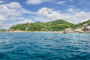 Naklejka premium Beautiful landscape of viewpoint in sunny day at Koh Nang Yuan Island