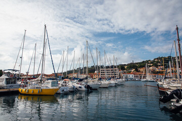 Fototapeta na wymiar Un port de bateaux de plaisance. Le port de Saint-Mandrier-sur-Mer. Un port dans le sud. Une marina de la Côte-d'Azur. Une darse.