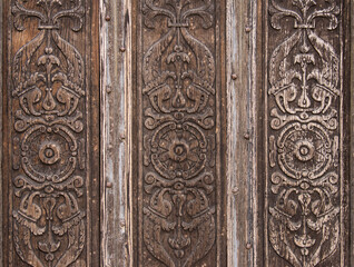 Porte sculptée de l'église de Mauriac, Cantal, France