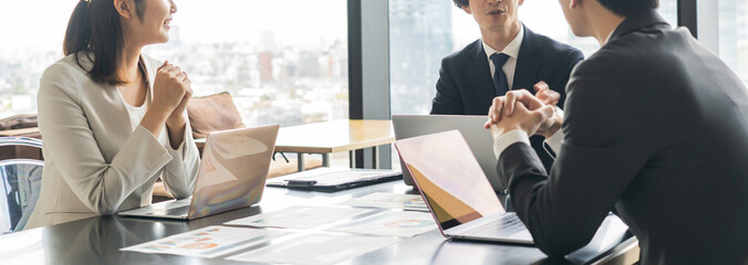 会議、打合せをする複数の若いビジネスマン