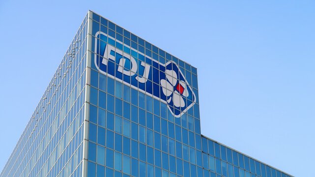 Enseigne et logo de FDJ (la Fran&ccedil;aise des Jeux), c&eacute;l&egrave;bre entreprise fran&ccedil;aise de jeux de loterie, au sommet du b&acirc;timent de son si&egrave;ge social &agrave; Boulogne-Billancourt &ndash; avril 2021 (France)