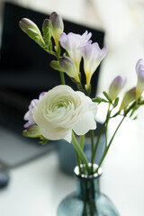 Fototapeta premium Bouquet of white ranunculus on the desk