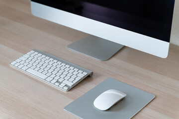 Schreibtisch mit Bildschirm Tastatur und Maus