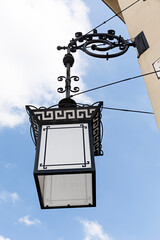 Farol de hierro forjado en edificio.