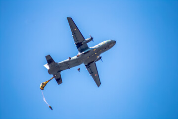 Largage de parachutistes militaires français 