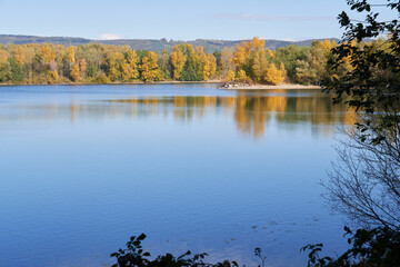 Seenlandschaft in leuchtenden Herbstfarben