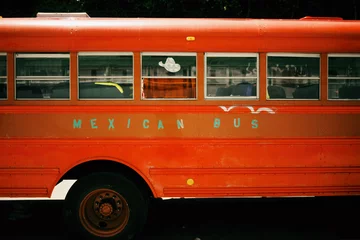 Rolgordijnen oude rode bus © Taddeo