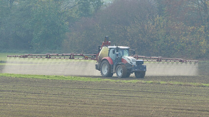 Traktor versprüht Pflanzenschutzmittel auf dem Feld © Michael Fritzen