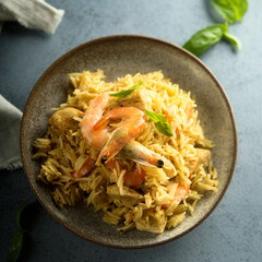 Spicy rice with shrimps and fresh basil