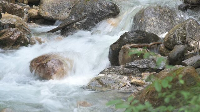 Detailaufnahme einer Stromschnelle eines Bergbachs mit Gletscherwasser. Sehr Lange Belichtungszeit. water flowing over rocks