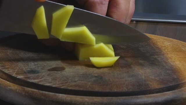 Rohe Kartoffel f&uuml;r Bratkartoffeln in Scheiben schneiden
