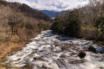 春の竜頭の滝の優雅な流れと中禅寺湖