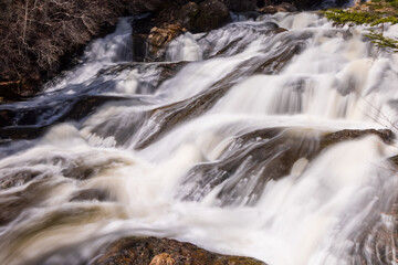 絹のような竜頭の滝の優雅な流れ（サイドビュー）