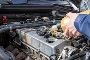 Öl befüllen in ein 6 Zylinder Reihenmotor, Pflege eines Oldtimers. Wartung des Motors, Ölwechsel.
