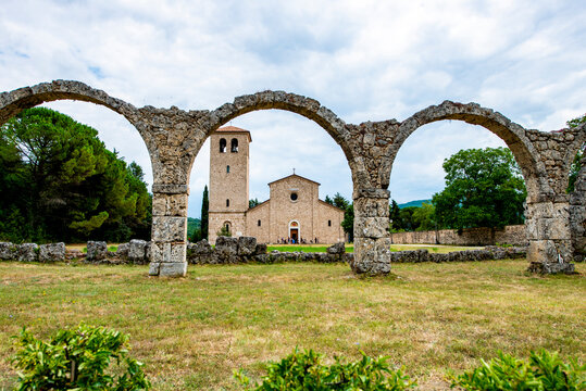 Isernia, Molise, Italy: Abbazia di San Vincenzo al Volturno - Basilica Nuova  (Castel San Vincenzo) 