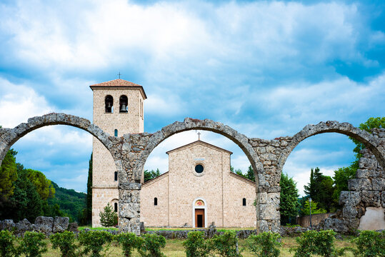 Isernia, Molise, Italy: Abbazia di San Vincenzo al Volturno - Basilica Nuova  (Castel San Vincenzo) 