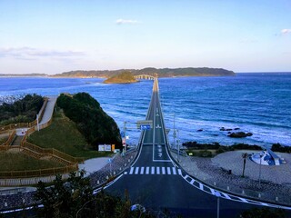 島に渡る橋の風景
