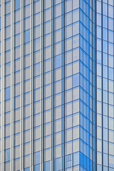 Obraz premium Architecture fragment of a skyscraper on the background of the sky. Business background