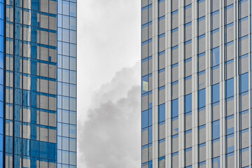 Obraz premium Architecture fragment of a skyscraper on the background of the sky. Business background