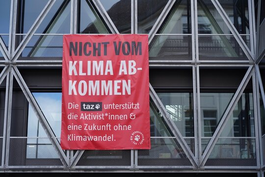 taz, die tageszeitung. Plakat am Verlagssitz der Zeitung in der Friedrichstra&szlig;e in Berlin am 08.04.2021