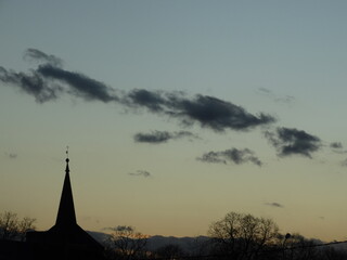 Obraz premium wieża kościelna na tle zachodu słońca 