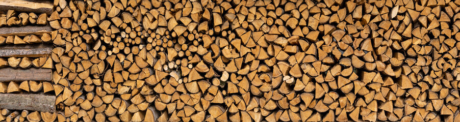 Panorama Stapel braunes Brennholz - links mit dekorativem Muster 