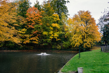 Obraz premium Park D'osseghem Laeken in brussels in autumn. Lake and colorful trees. 