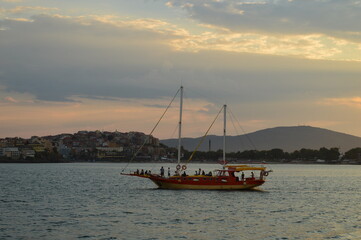 Fototapeta premium sailboat at sunset