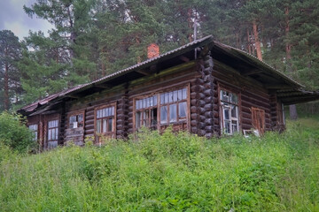 Obraz premium Abandoned old wooden log house in the forest.