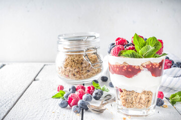 Yogurt parfafait with granola and berries