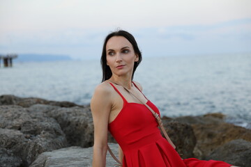 Fototapeta na wymiar Kobieta w czerwonej letniej sukience.