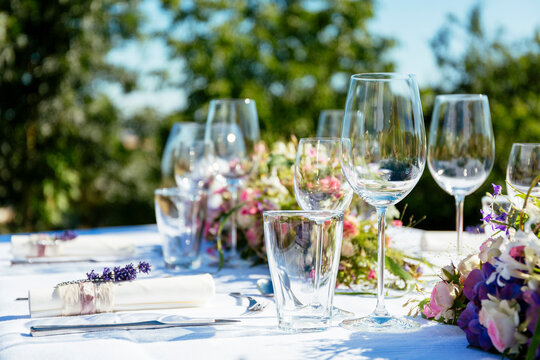 Sommertisch mit Gläsern und Blumen