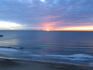 Obraz premium Amanecer nublado en Port Saplaya, Valencia.