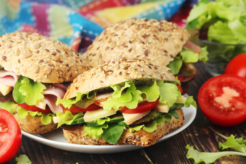 Sandwiches with whole grain bread, ham and vegetables