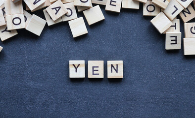 Holzbuchstaben auf Tafel, yen - obrazy, fototapety, plakaty
