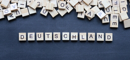 Holzbuchstaben auf Tafel, Student
