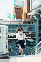 Obraz premium 渋谷を歩く女子高生
