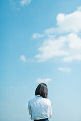 青空　女子学生