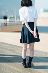 鏡の前に立つ女子学生