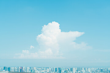 ビルの上から見る青空