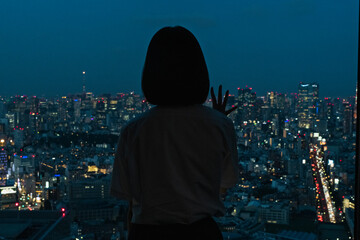 夜景を見る女子学生