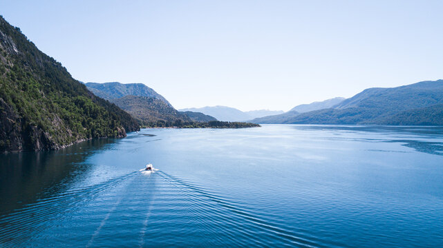 Catamar&aacute;n Vittoria, recorriendo el lago Lacar, desde San Martin de los Andes hasta la playa Quila Quina. Patagonia, Argentina. Ruta de los 7 lagos. Lago de deshielo ubicado entre las monta&ntilde;as 