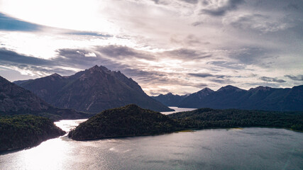 Fotos aéreas de un atardecer en el Lago Nahuel Huapi, Bariloche, Patagonia, Argentina.