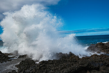 Fototapeta na wymiar Seelandschaft mit schwarzen Felsen und der brechenden Welle bei La Fajana im Norden von La Palma