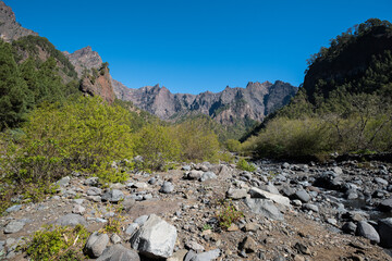 Nationalpark Caldera de Taburiente, La Palma. Innerhalb der Caldera mit großen Steinen im Vordergrund und Bergen im Hintergrund 
