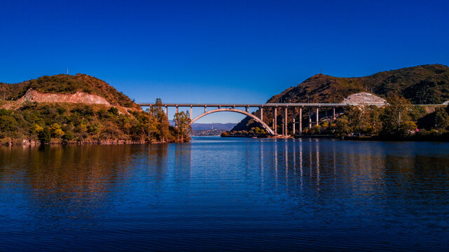 Puente "Jose Manuel de la Sota" que cruza el lago San Roque  ubicado entre las monta&ntilde;as en oto&ntilde;o.
