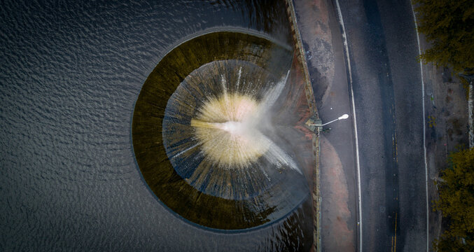 Ojo de agua del dique "San Roque" ubicado en el Lago "san Roque" de la provincia de C&oacute;rdoba, Argentina. Nivel de agua del dique a tope, por lo que supera el nivel y cae por el ojo de agua