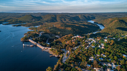 Dique del lago de la ciudad de 